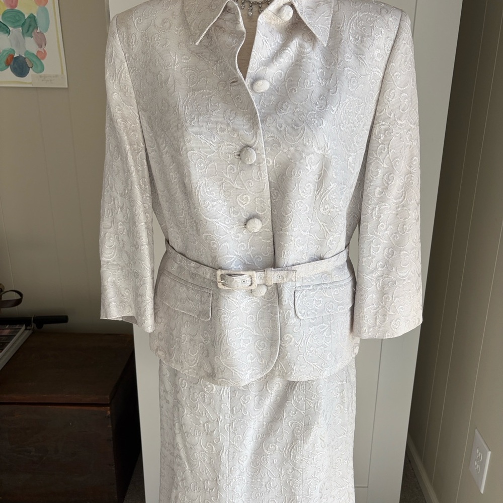 Amanda Smith Elegant Cream/Silver/Gray Brocade Suit Sz 10